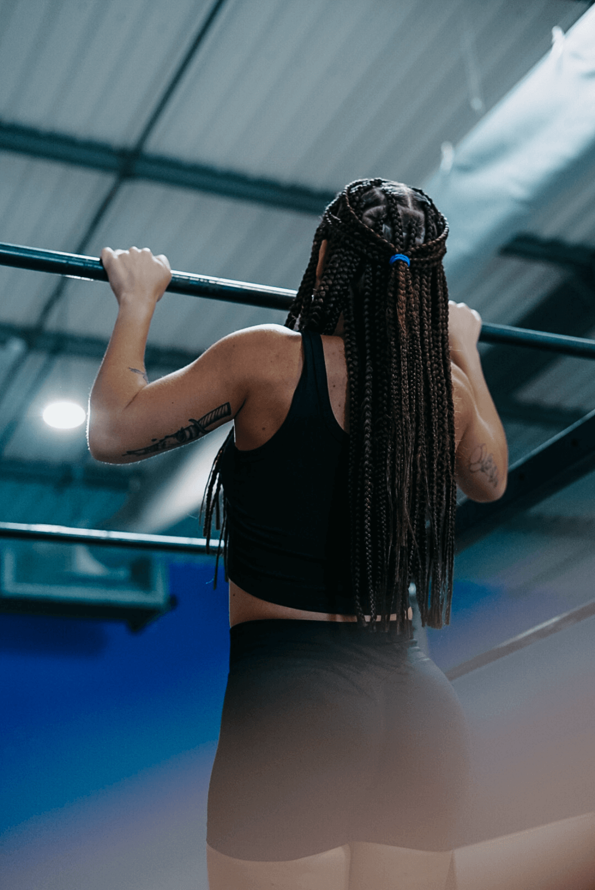 Image montrant une femme faire une traction